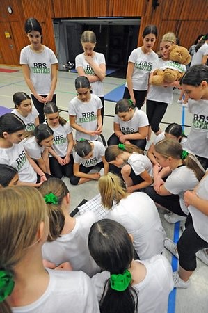 Teambesprechung mit dem Teddymaskottchen. Die Allstars hatten Generalprobe in der Hans-Hoersch-Halle.